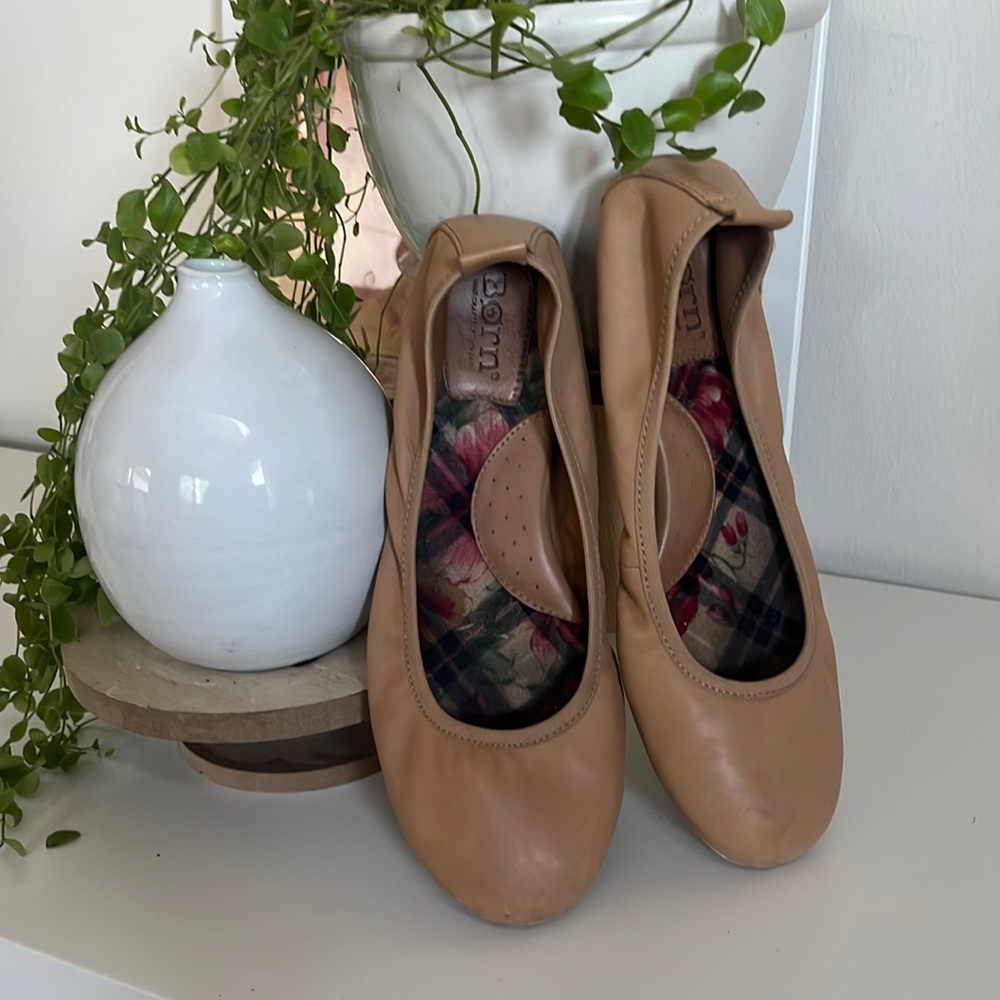 VERY Soft leather Born Ballet flats. Size 7